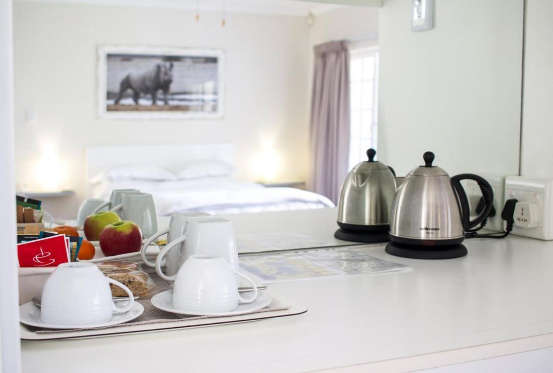 South Villa Guesthouse&Garden Книсна Екстериор снимка