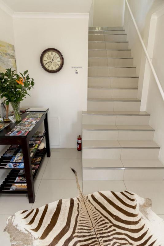 South Villa Guesthouse&Garden Книсна Екстериор снимка