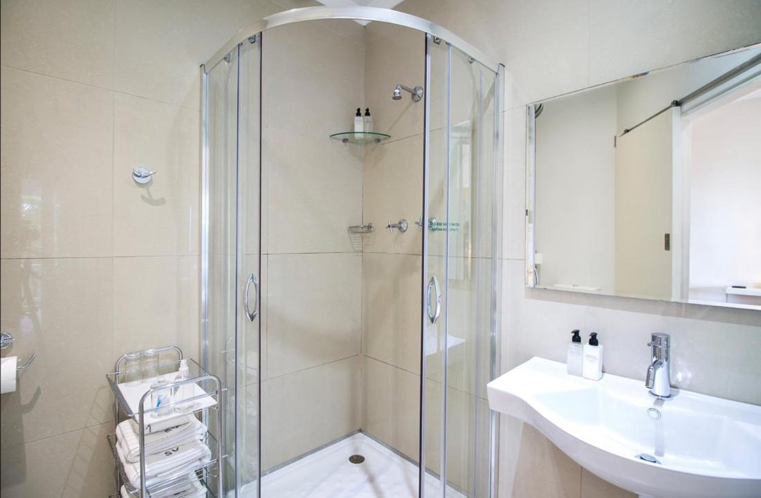 South Villa Guesthouse&Garden Книсна Екстериор снимка